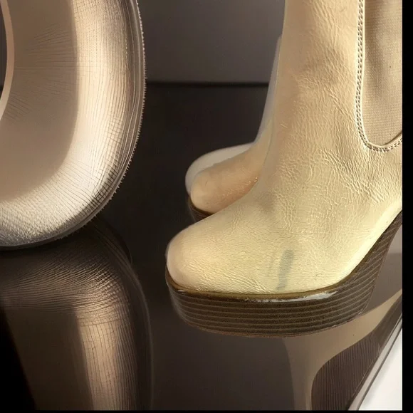 Circus NY by Sam Edelman Women's Stace Chelsea Boot Glossy Vanilla Cream Gold C